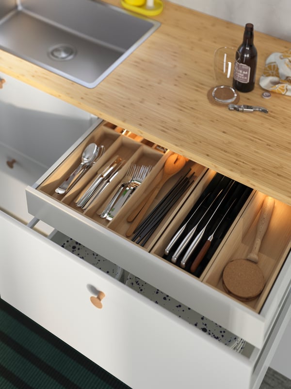 UPPDATERA flatware organizer in a kitchen drawer.
