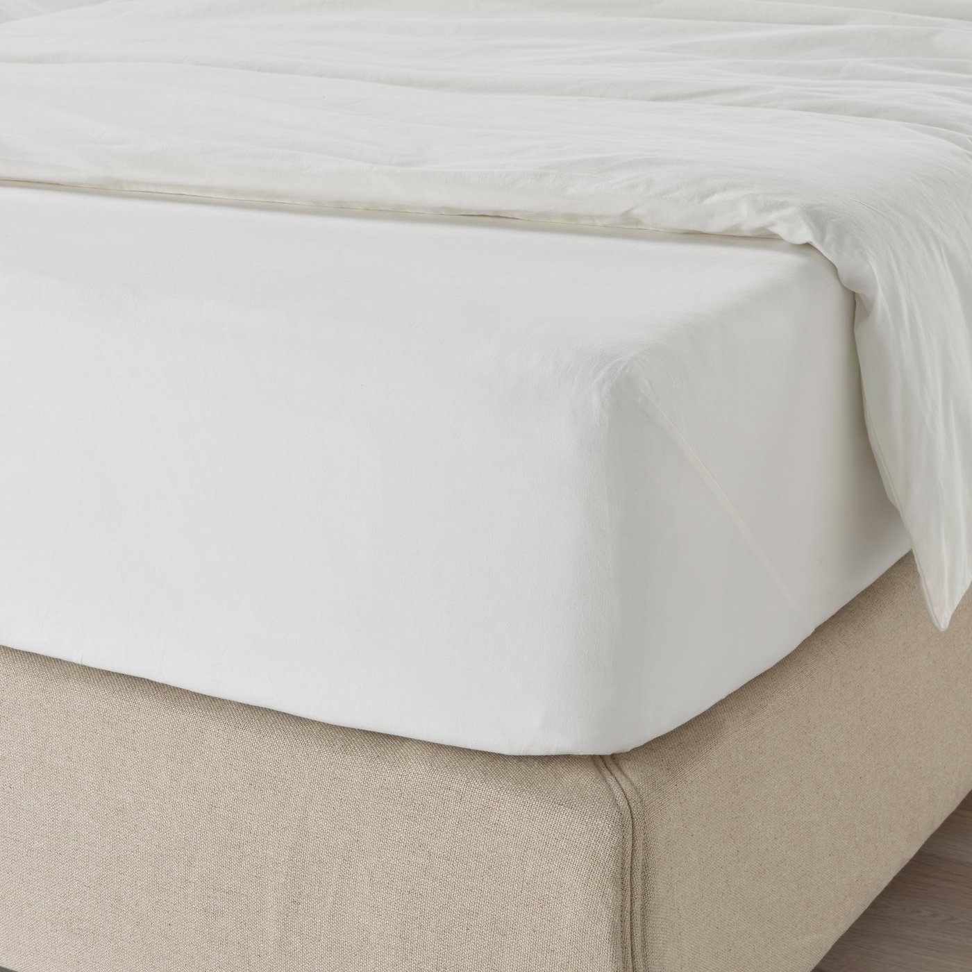 A white DVALA fitted sheet in the bedroom