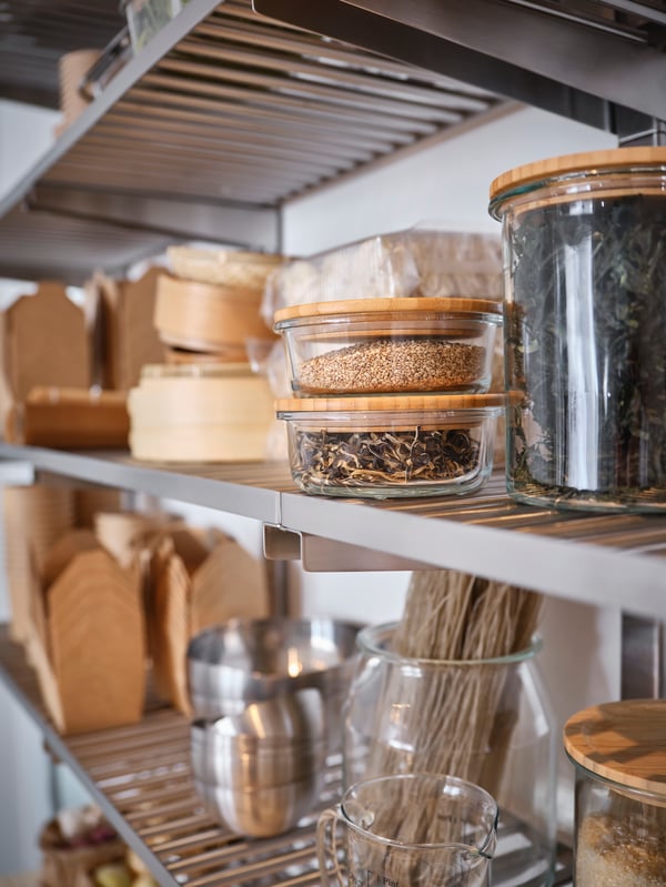 IKEA 365+ food containers with lids, takeout boxes and serving bowls are placed on KUNGSFORS shelves.