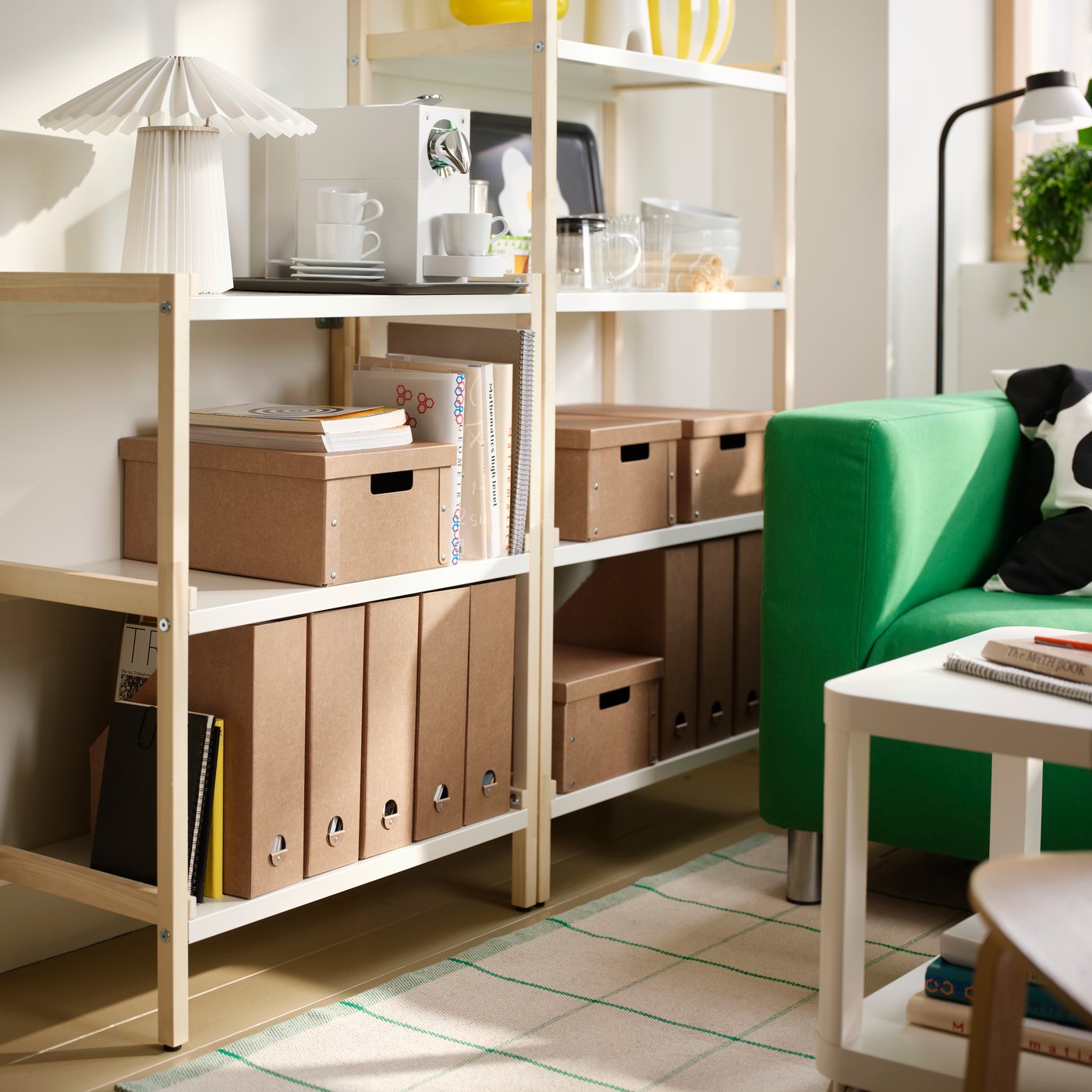 Scaffali a giorno EKENABBEN con strutture in pioppo e ripiani in metallo bianco su cui sono appoggiati una macchina per caffè espresso e piccoli contenitori.