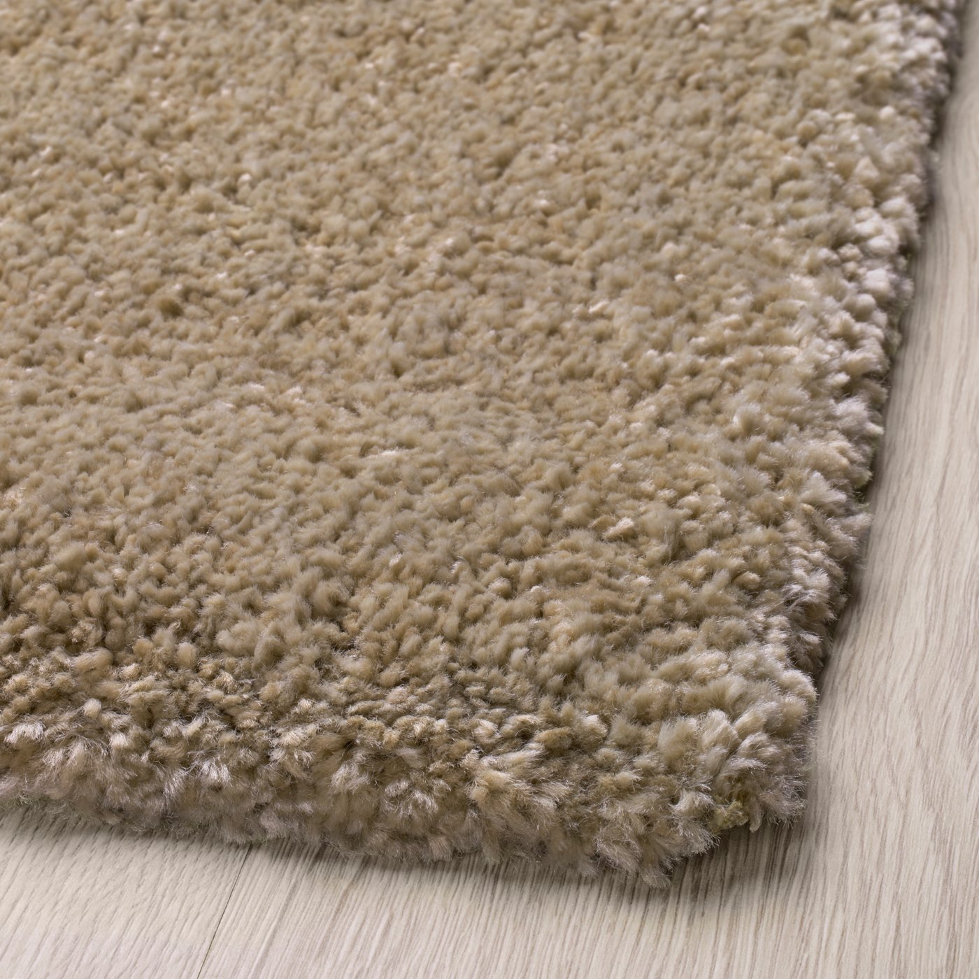 Una alfombra STOENSE color beige de pelo corto.