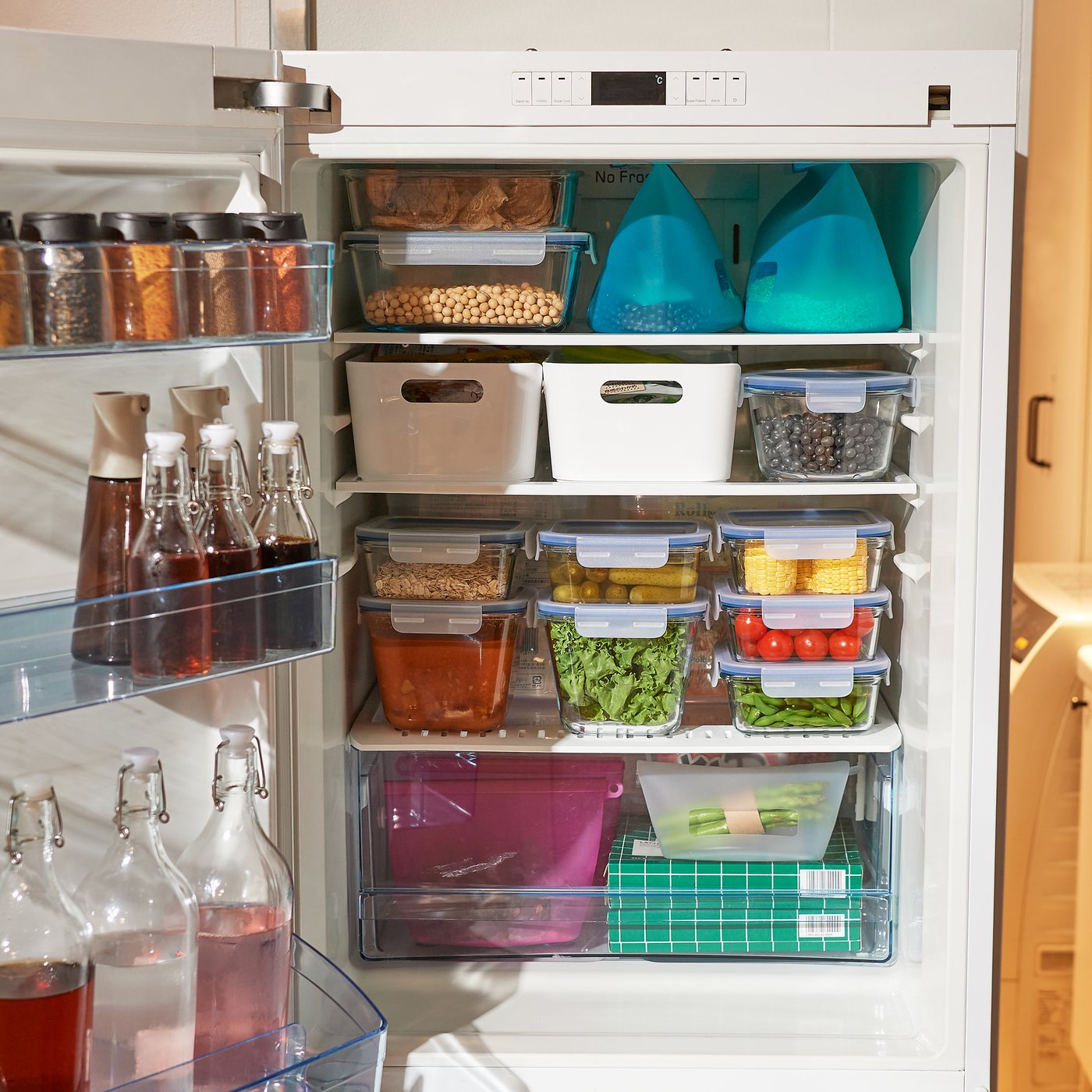 Refrigerador chico blanco con contenedores de alimentos IKEA 365+