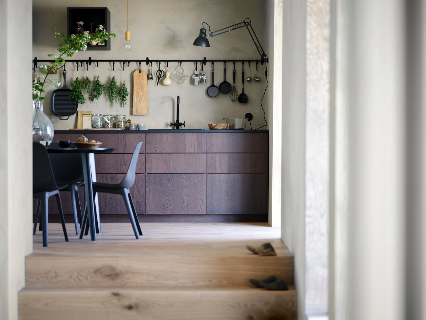 A black HULTARP rail in the kitchen
