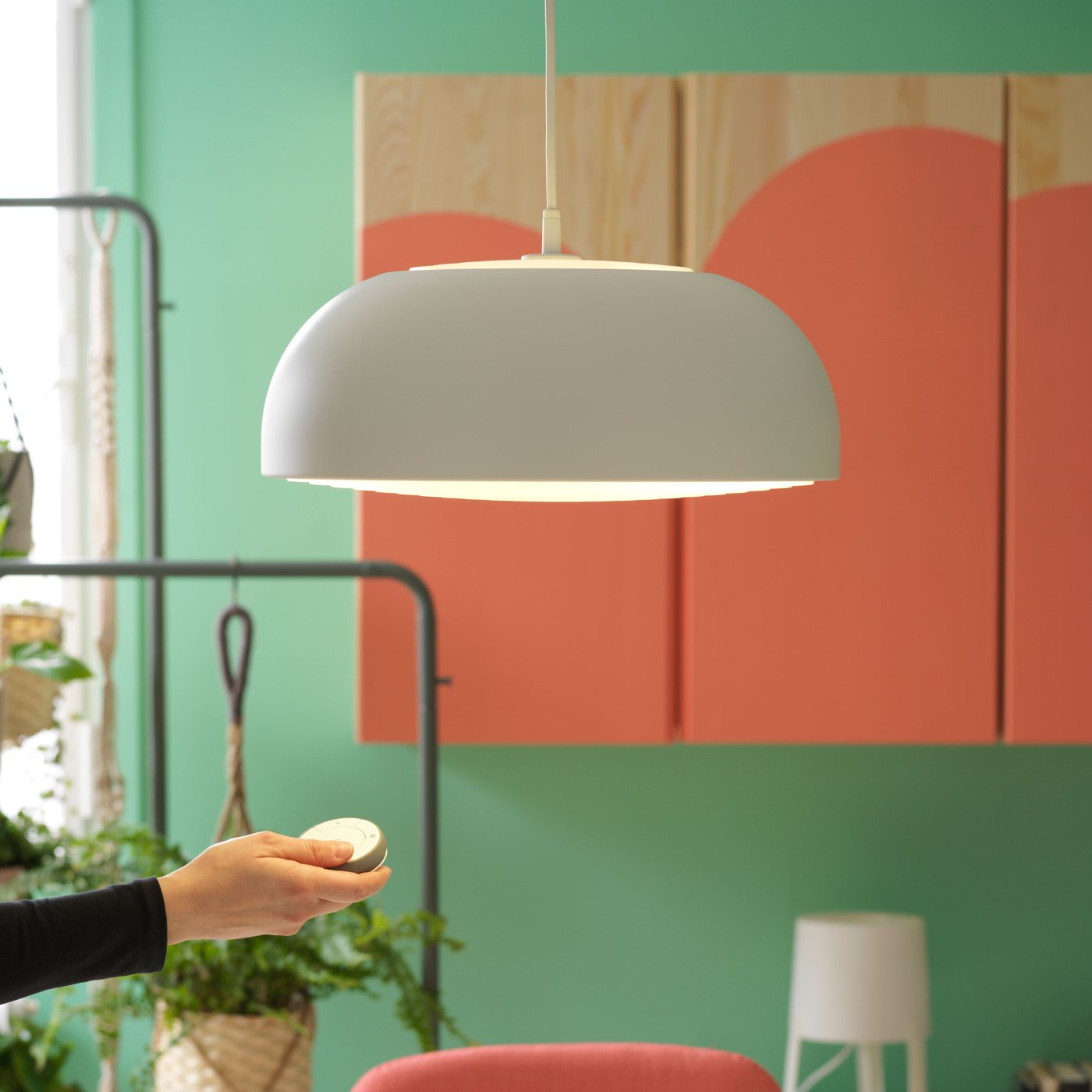 Een witte NYMÅNE hanglamp in de eetkamer