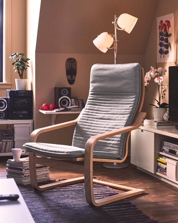 Een POÄNG-fauteuil van berkenfineer/Knisa lichtbeige in de woonkamer