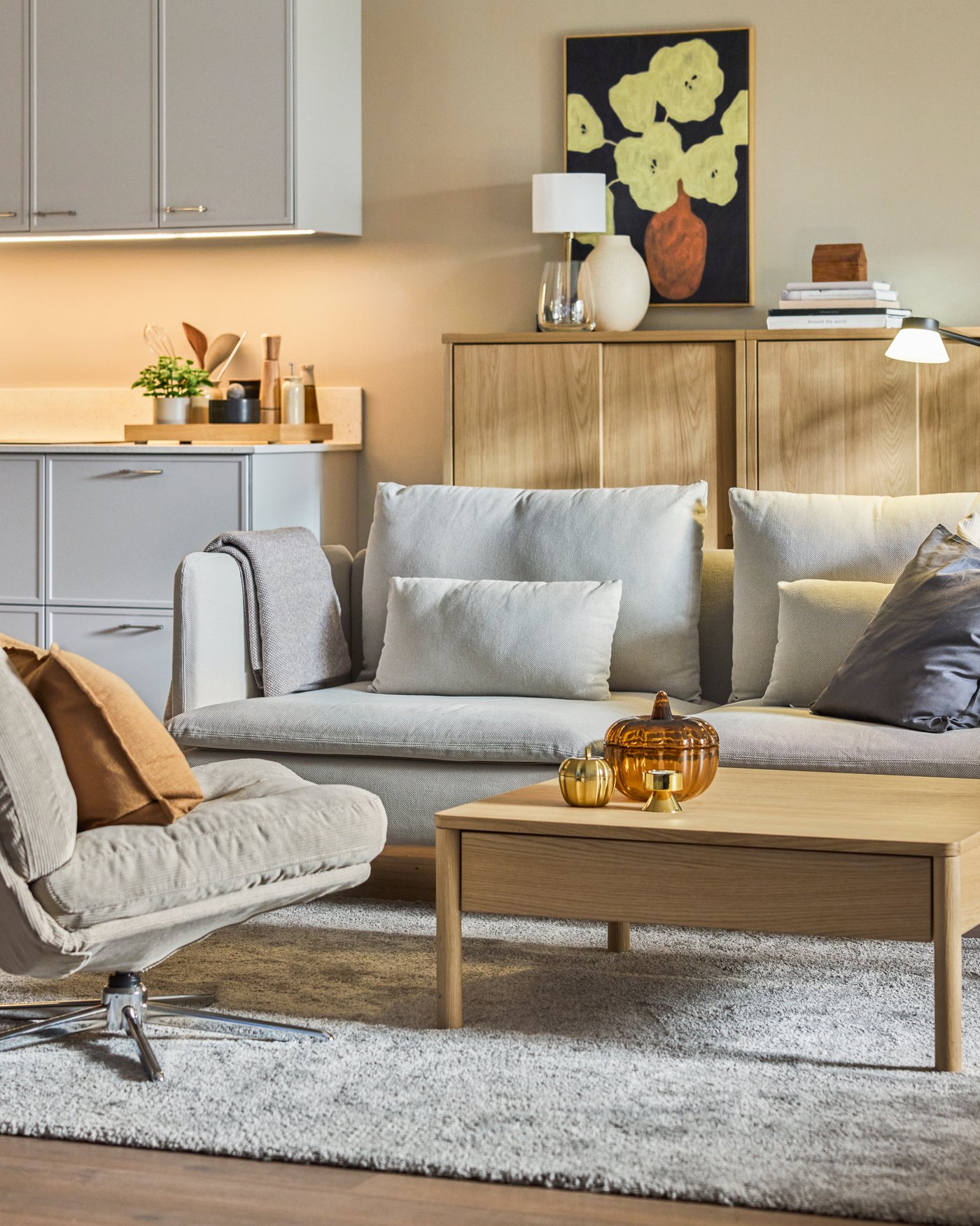 En beige BLODBJÖRK vaser i hverdagsrummet