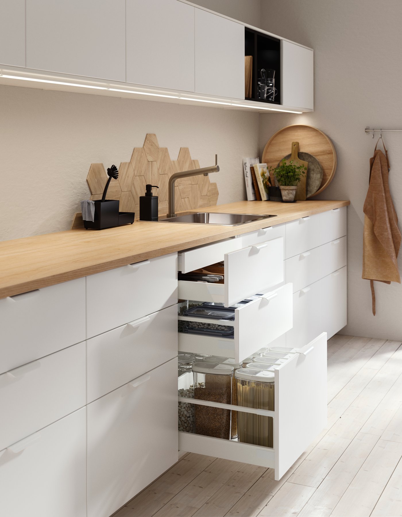 bílá kuchyně a dřevěnou pracovní deskou, minimalistcký styl.