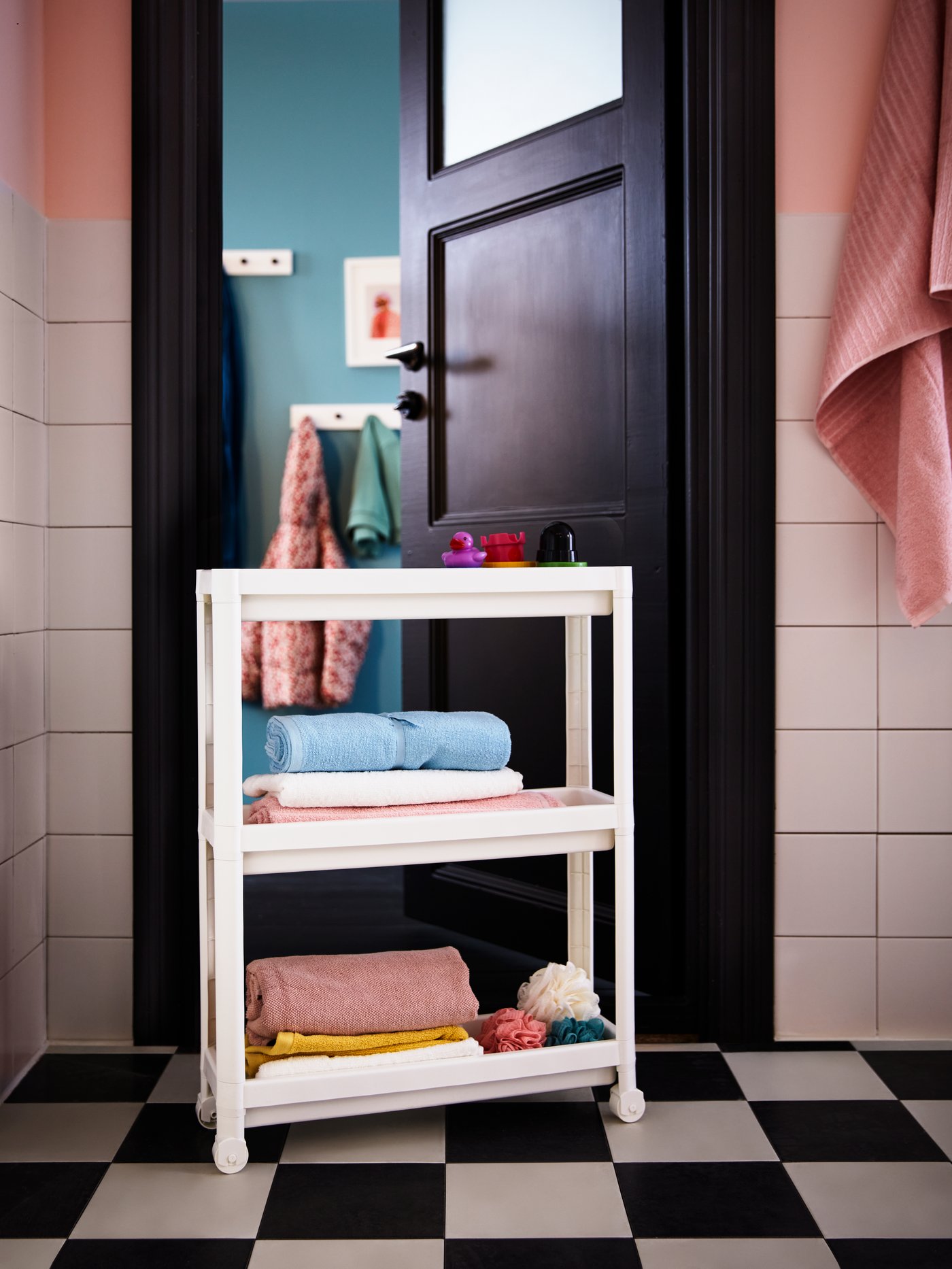A light pink VIKFJÄRD bath towel in the bathroom