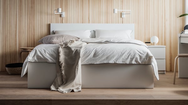Cama blanca MALM con ropa de cama beige