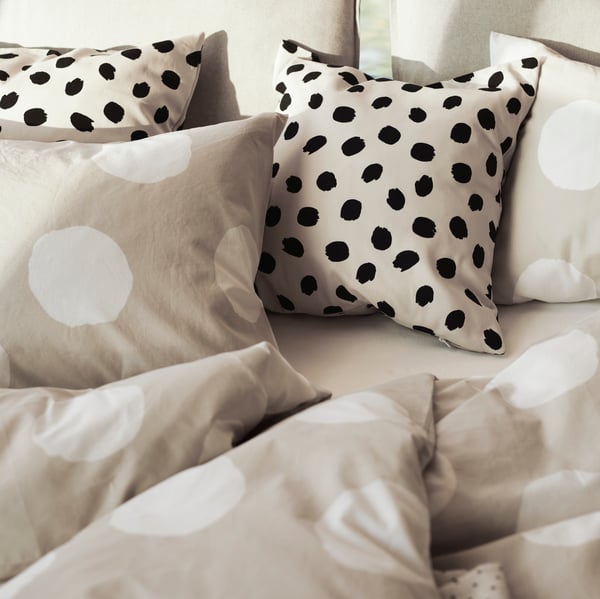 A beige/white/dotted KLYNNETÅG duvet cover and pillowcase