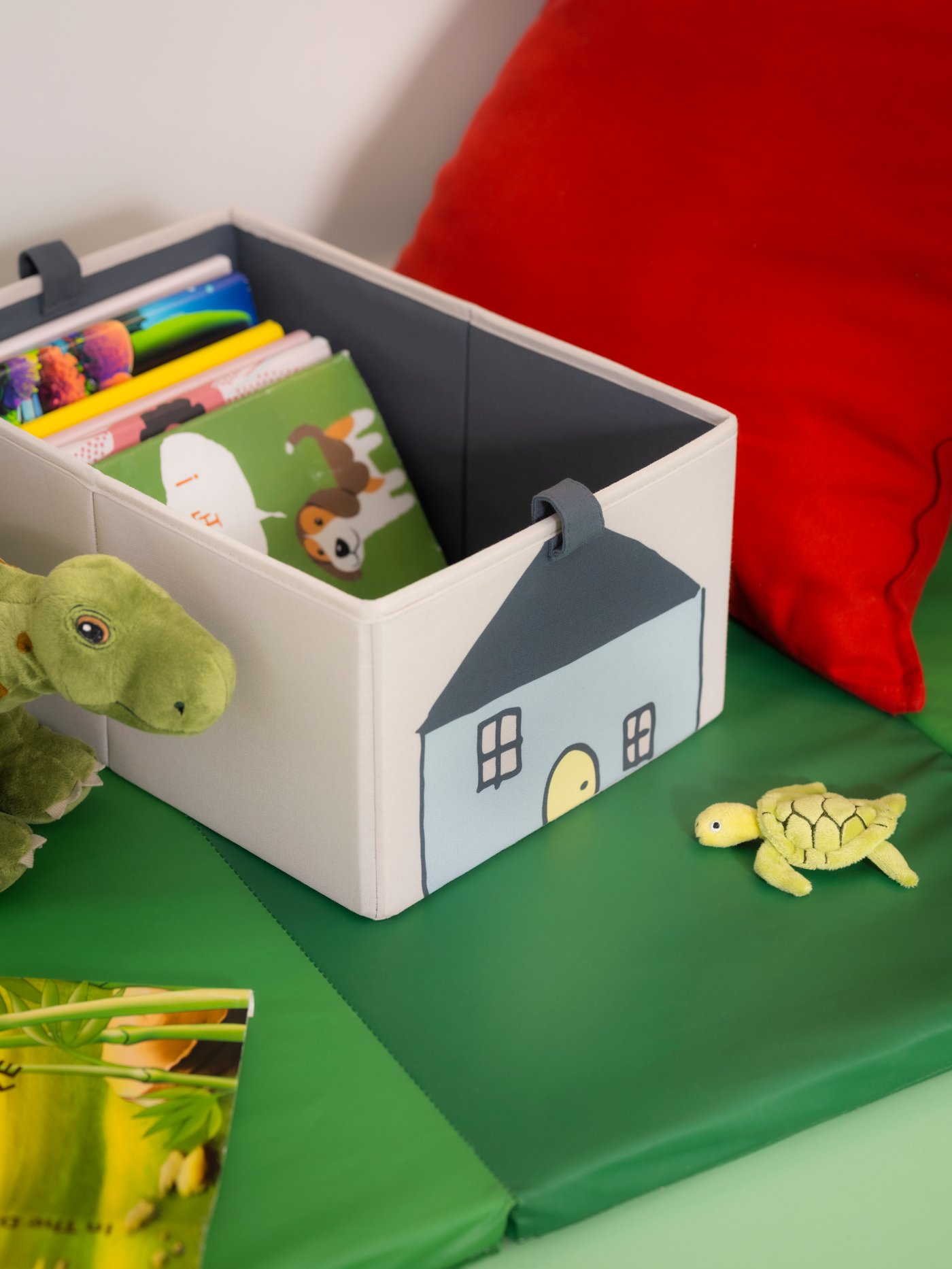 Eine beige BARNDRÖM-Box
