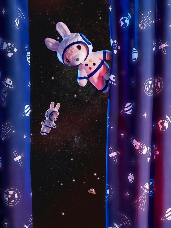 Un conejo de peluche astronauta de la colección FTONSPARV asomándose por una cortila espacial.