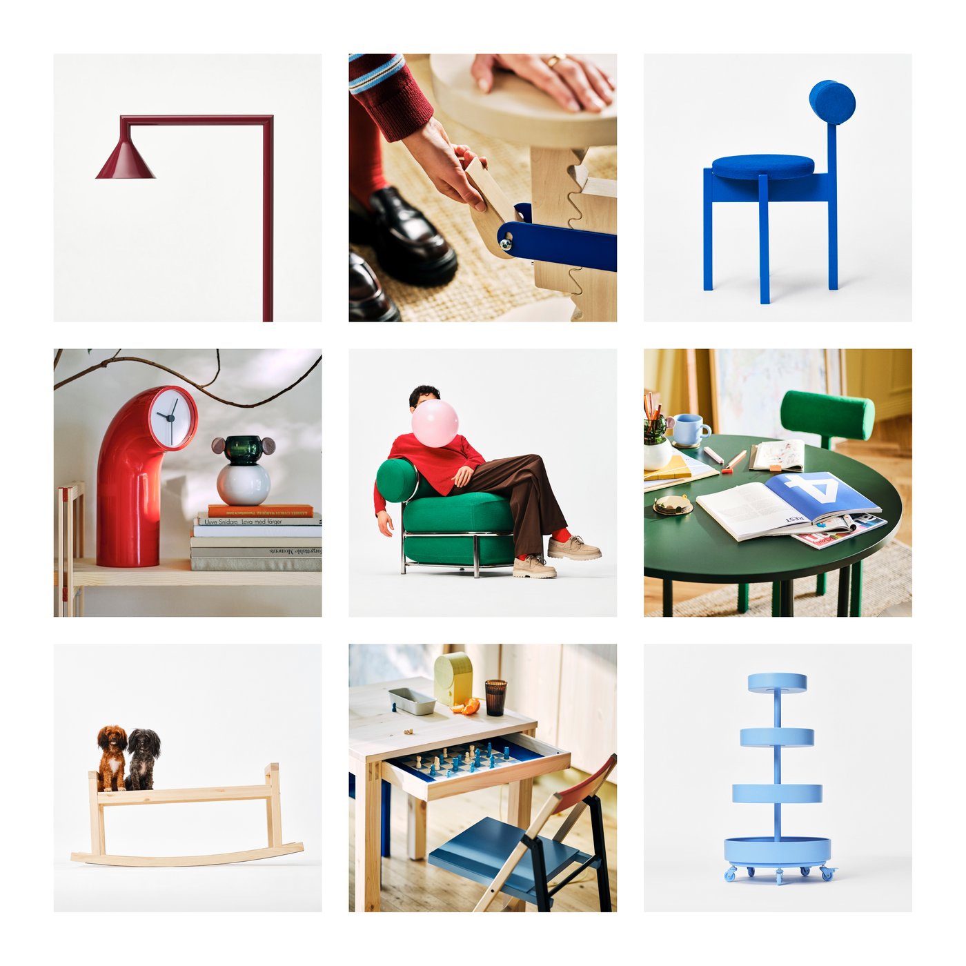 Presentatie van IKEA PS 2026 producten met onder meer een blauwe stoel en een rode tafelklok.