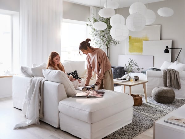 A white VINDUM rug, high pile