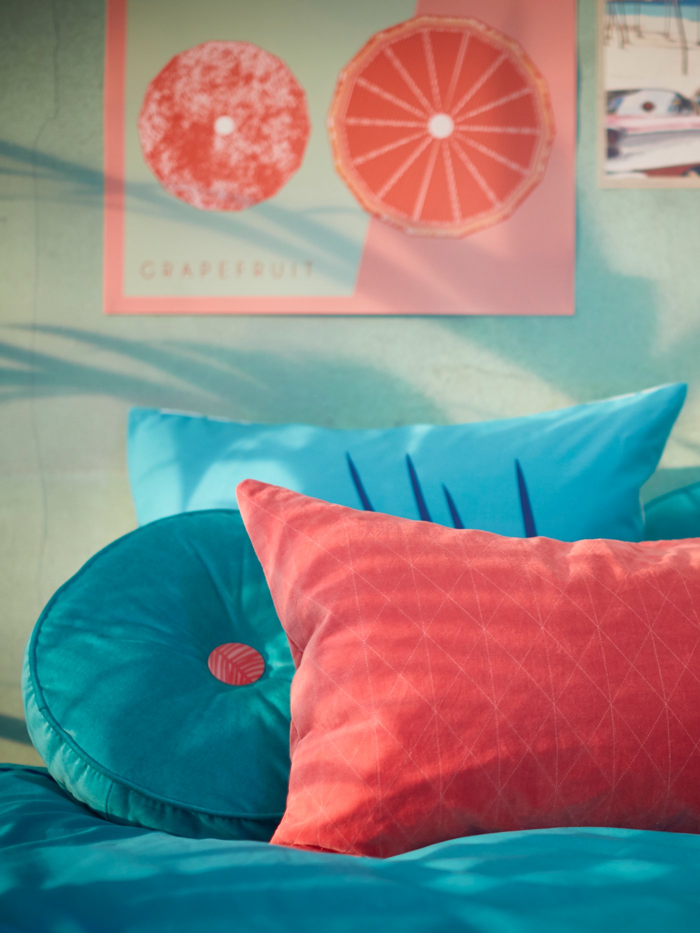 Setze Boho Akzente im Kinderzimmer mit bunten Kissen in knalligen Farben und dazu abgestimmten Postern an der Wand.