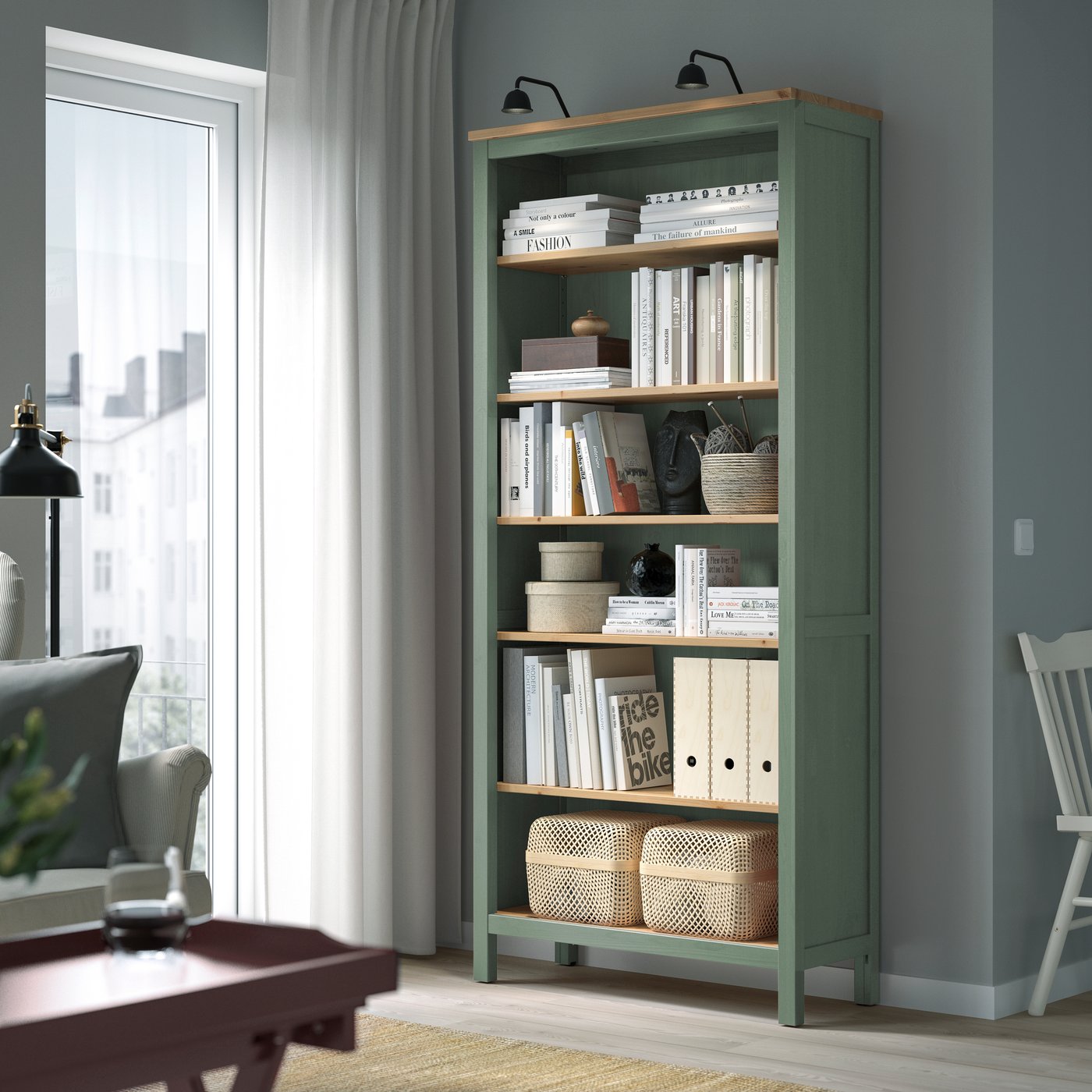 Ein graugrün/hellbraun gebeiztes HEMNES Bücherregal