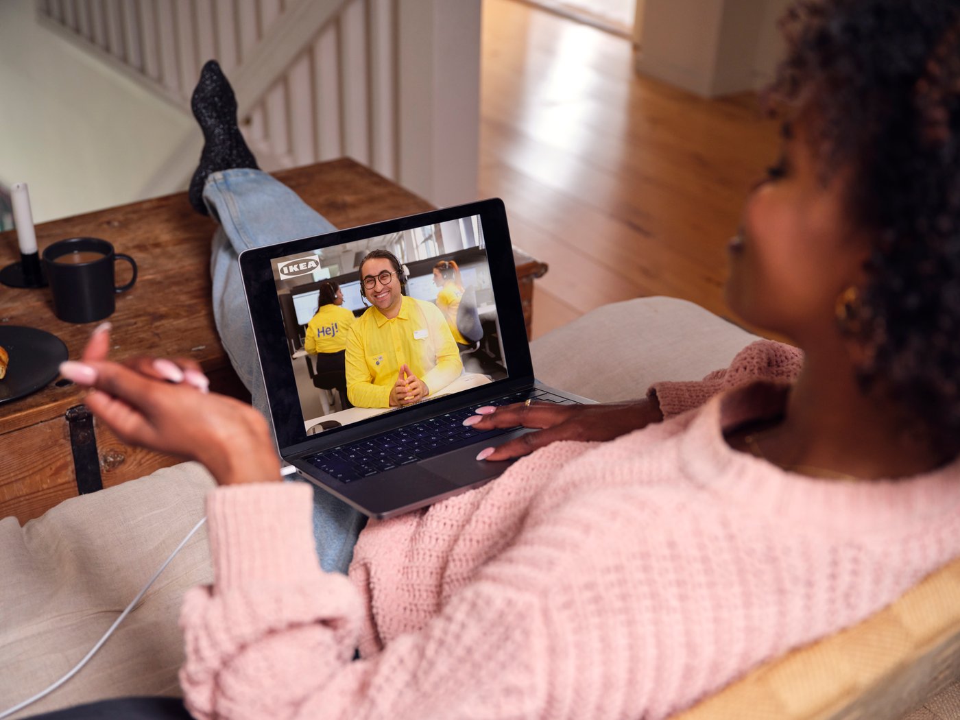 Eine IKEA Kundin telefoniert remote mit einem IKEA Mitarbeiter