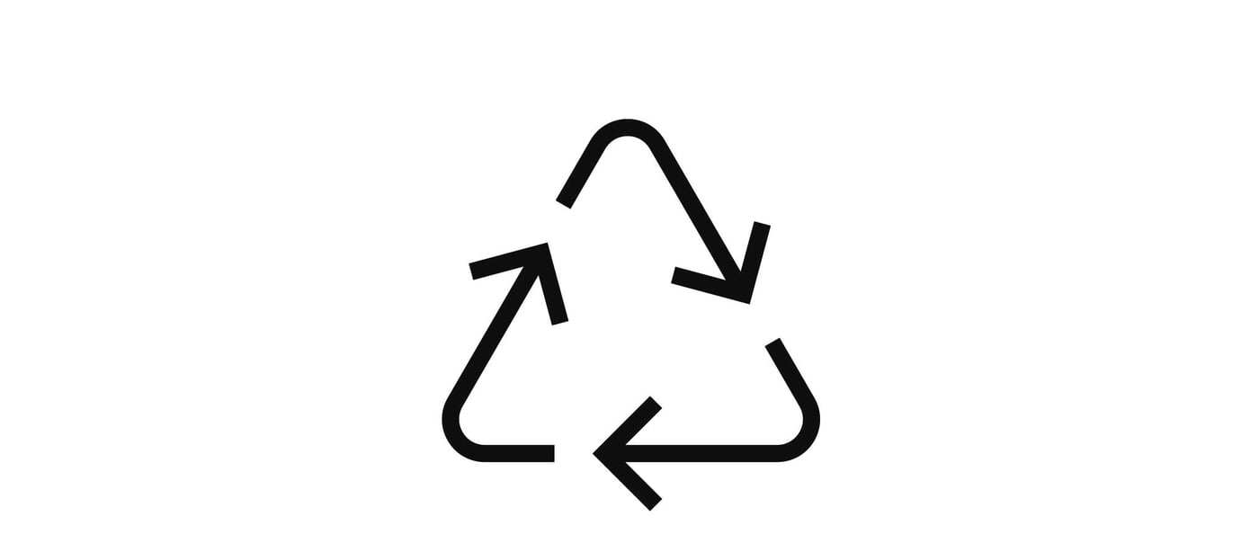 Symbole de recyclage noir avec trois flèches sous forme de triangle, pointant dans le sens des aiguilles d'une montre.