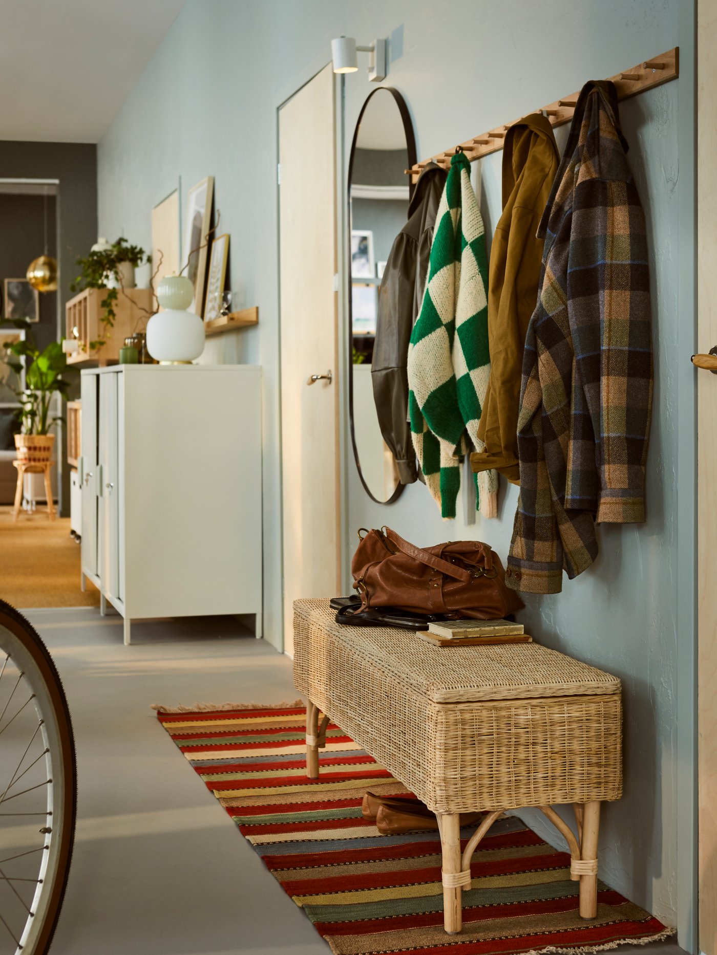 An oak HÖVOLM rack with 6 knobs in the hallway