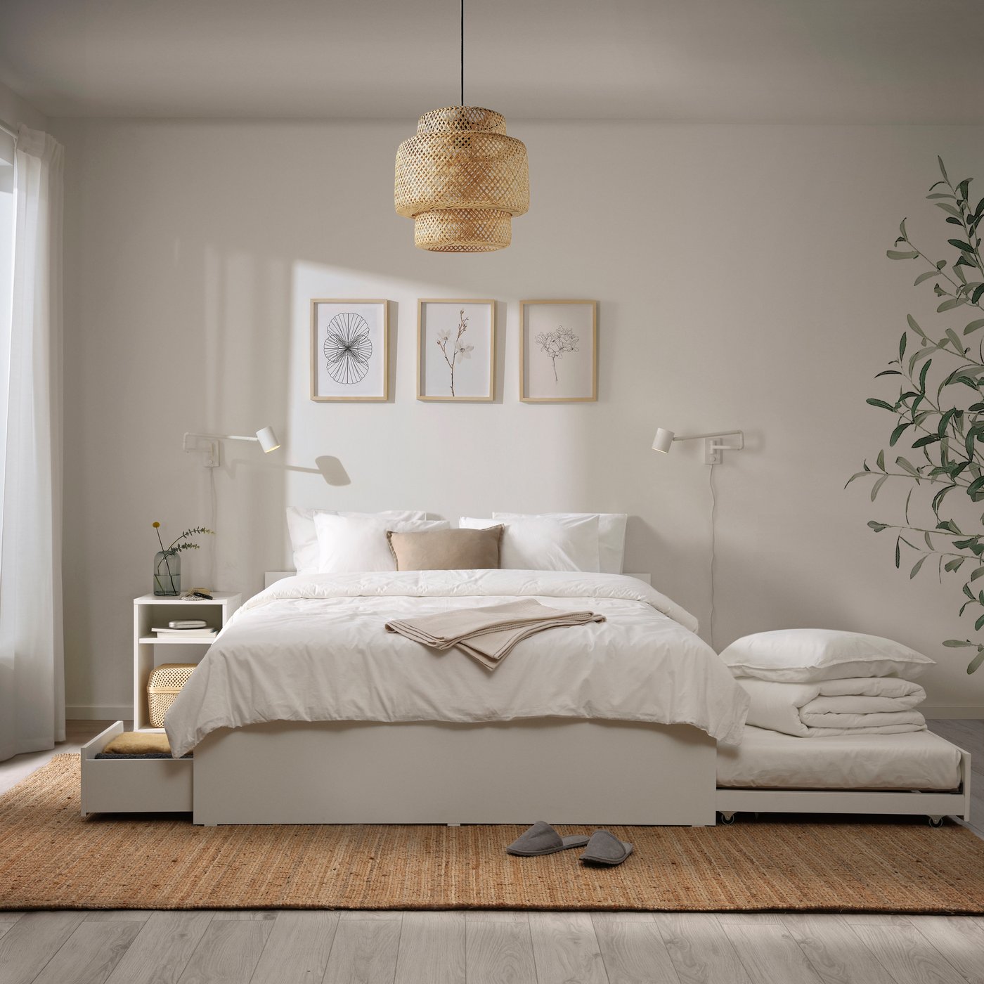 Ein weißes VIHALS Bett mit ausziehbarer Schublade.