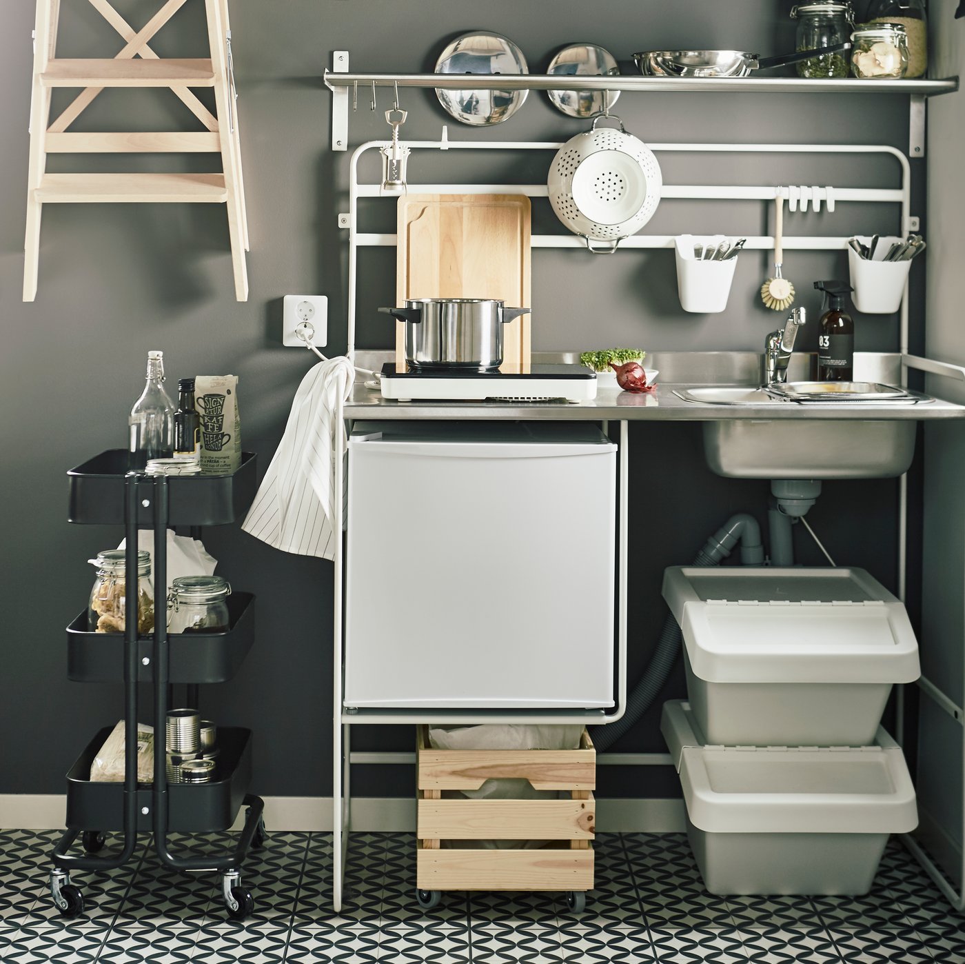 Sistem dapur SUNNERSTA dengan tong pengasingan sampah, troli dapur dan penyusun dinding dapur.