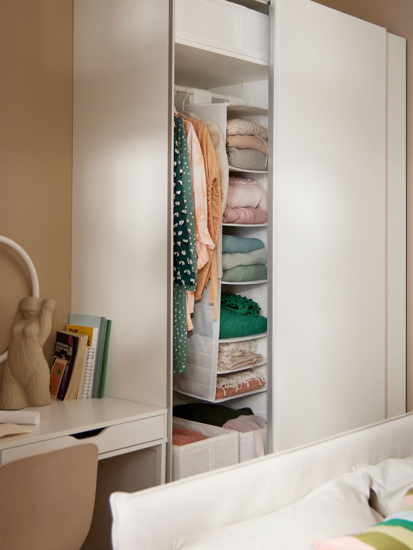 Un closet IKEA con una puerta abierta mostrando sus organizadores interiores.