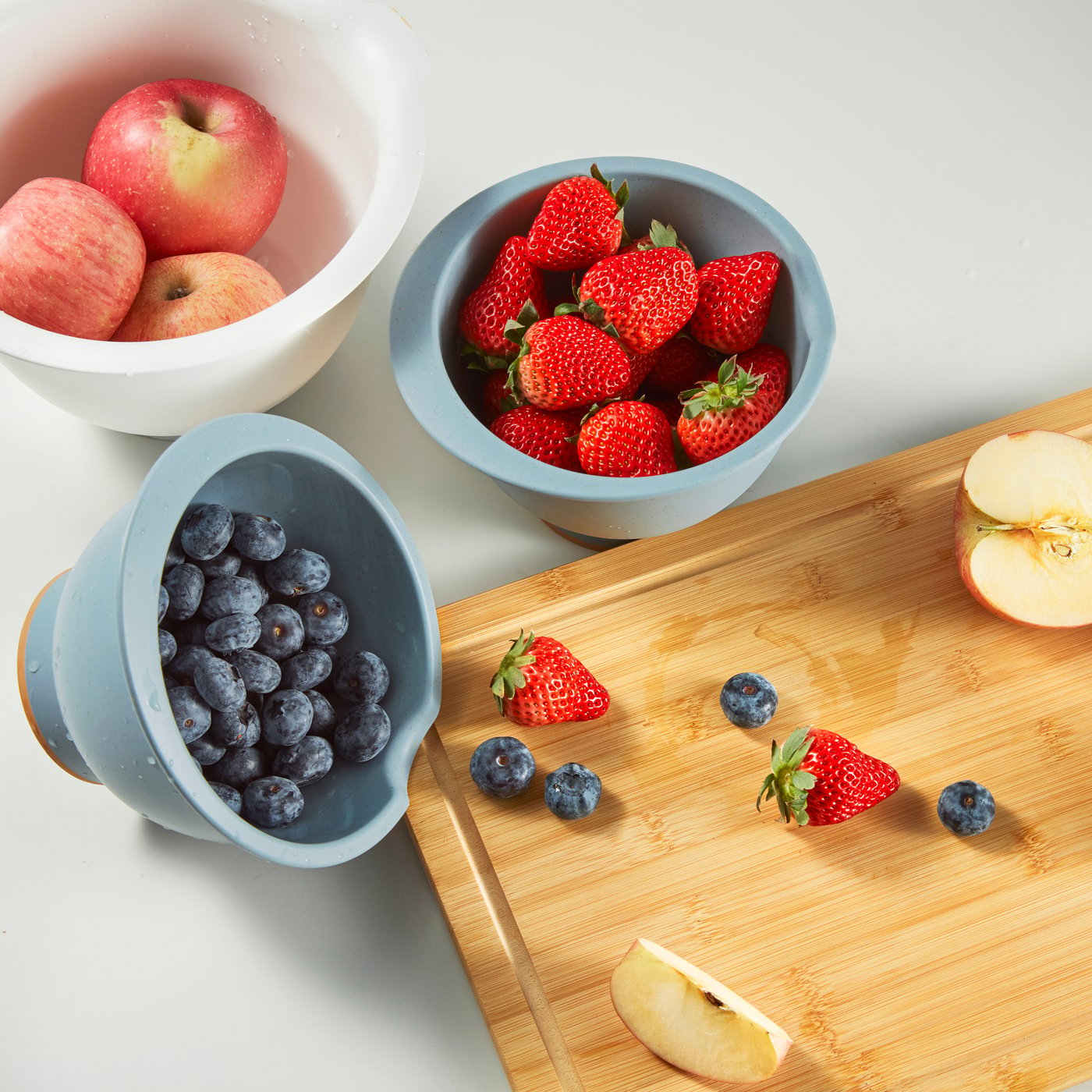 A light grey-blue PONNYFISK mixing bowl