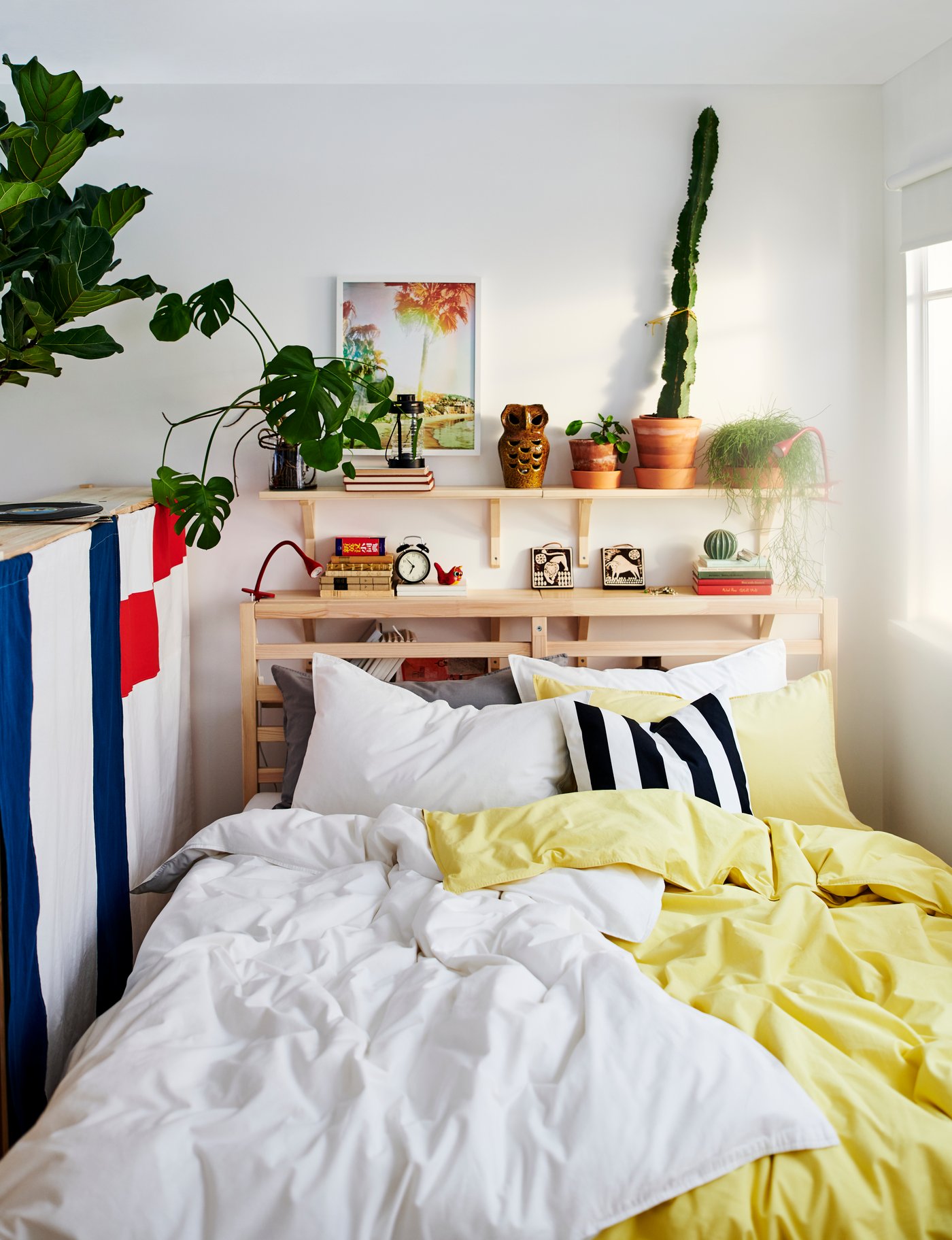 A light yellow ÄNGSLILJA quilt cover and pillowcase