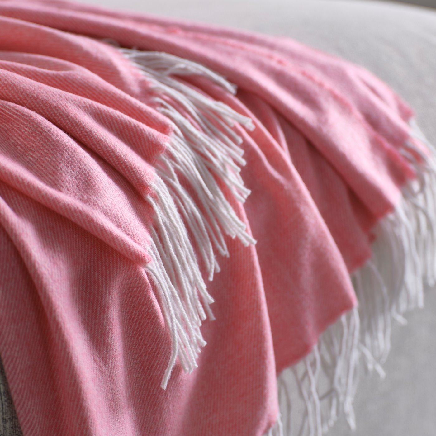 Ein rosa HOLMVI Plaid