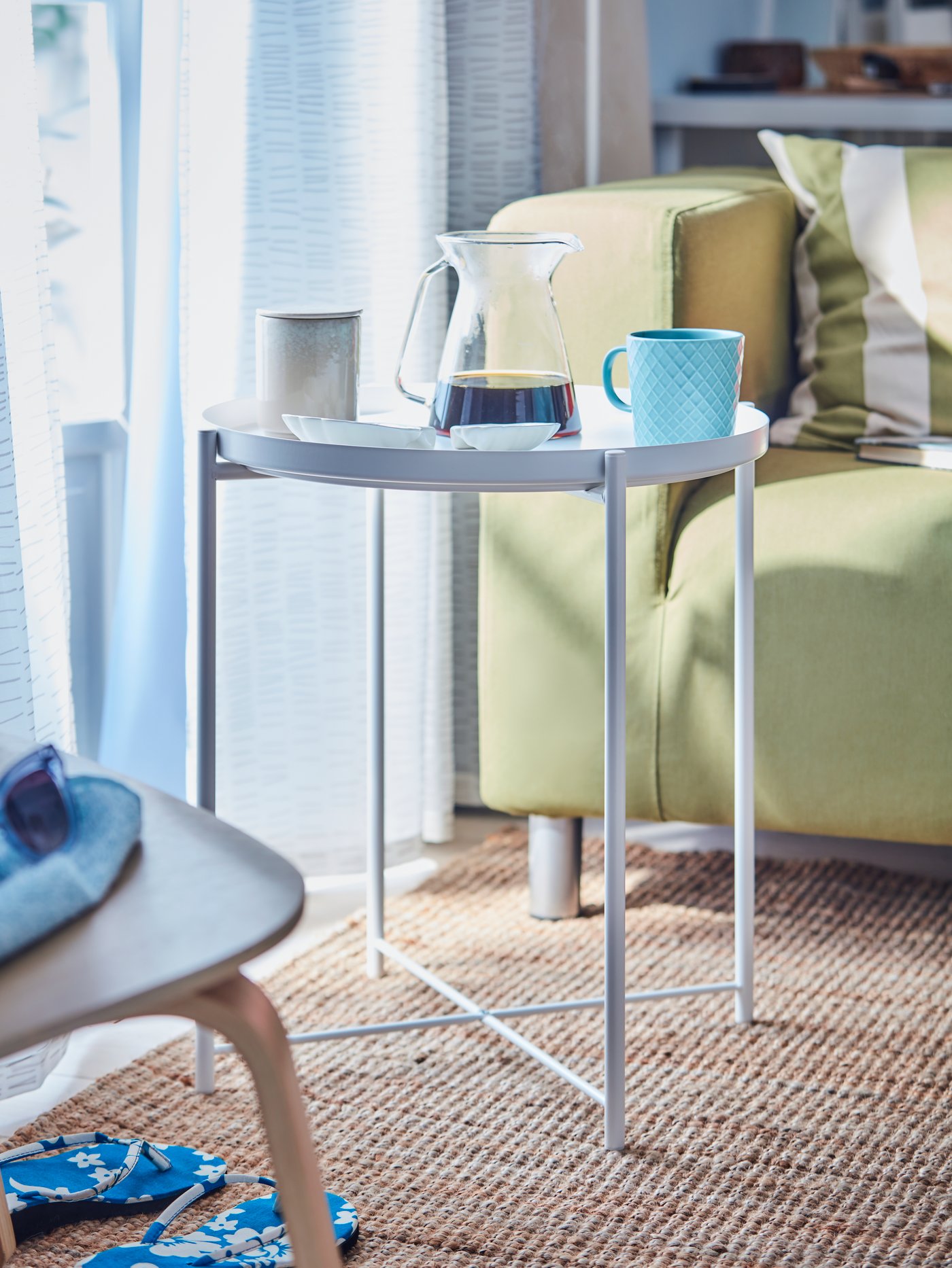 A turquoise KEJSERLIG mug in the living room