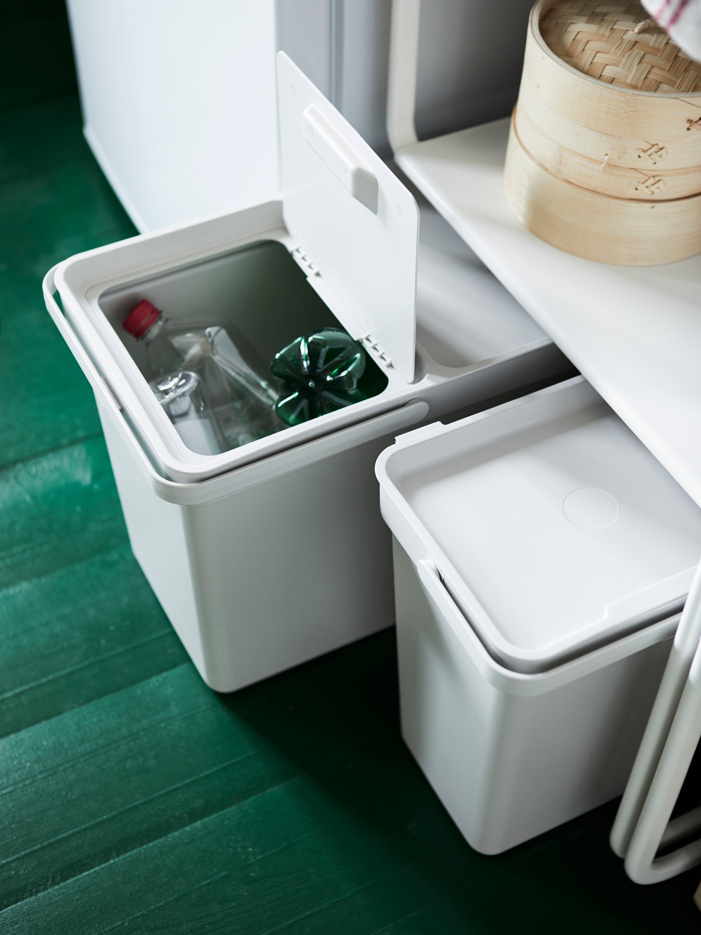 A light grey HÅLLBAR bin with lid