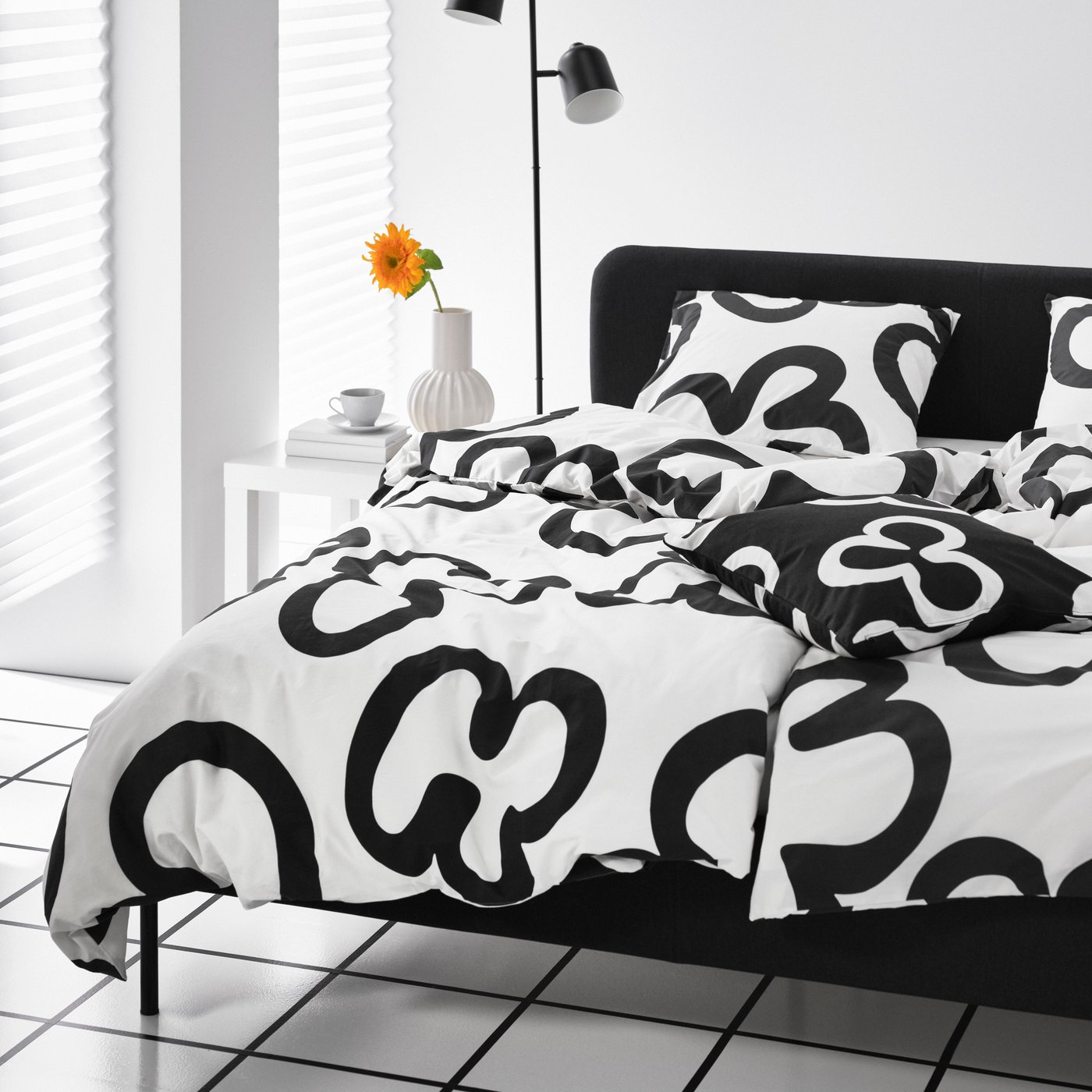 A white SKOGSTUNDRA vase in the bedroom