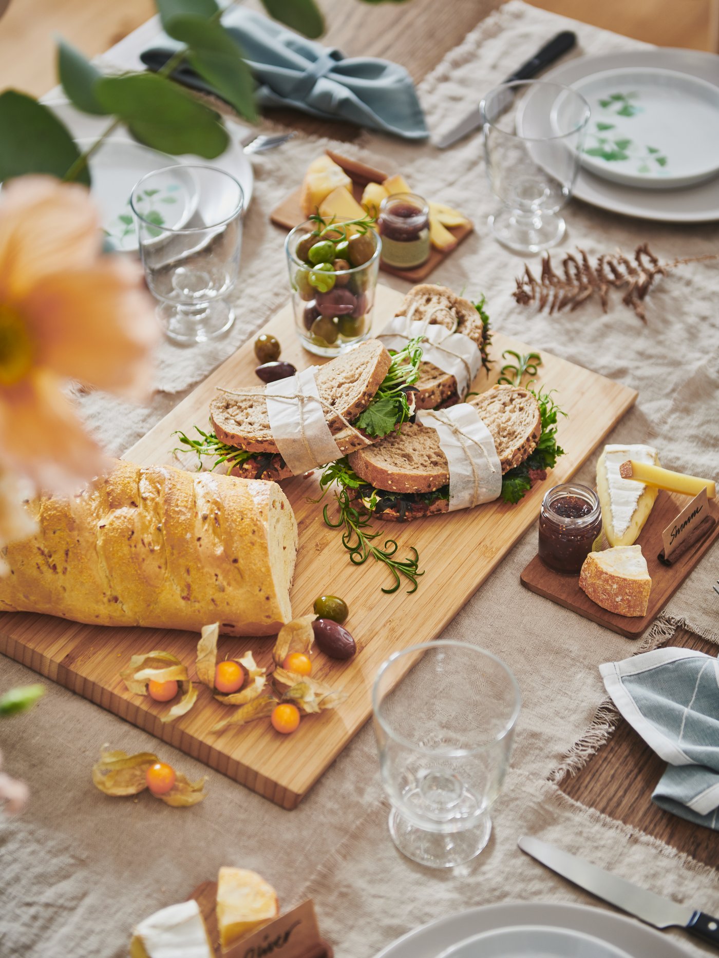 A bamboo APTITLIG chopping board in the dining room