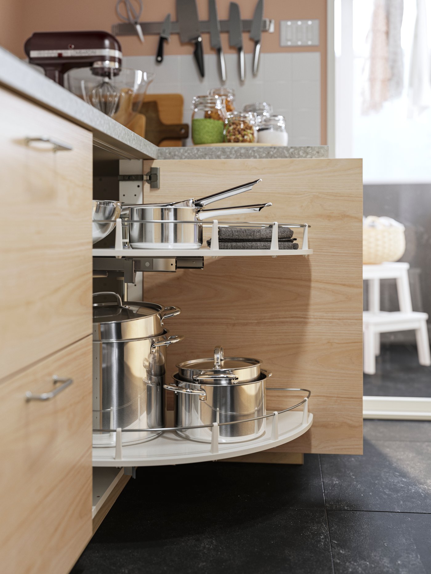 Blick auf IKEA 365+ Töpfe mit Deckeln in einem UTRUSTA Eckunterschrank hinter einer Tür in Eschenachbildung.