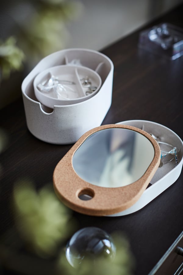A plastic cork SAXBORGA storage box with mirror lid in the bedroom