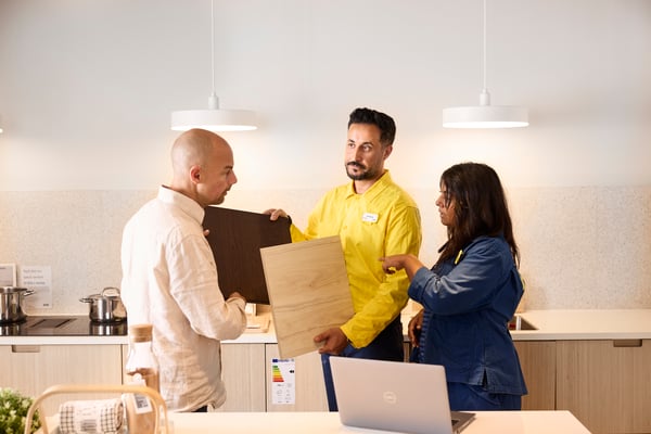 IKEA zaposleni pokazuju frntove kupcu.