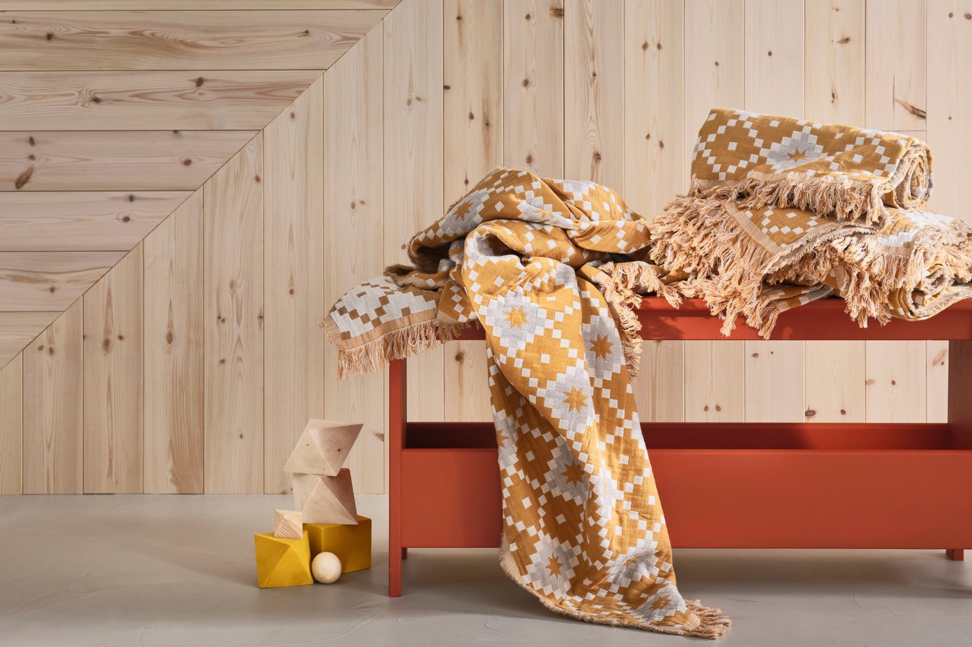 A dark yellow/light grey SVARTFRYLE throw