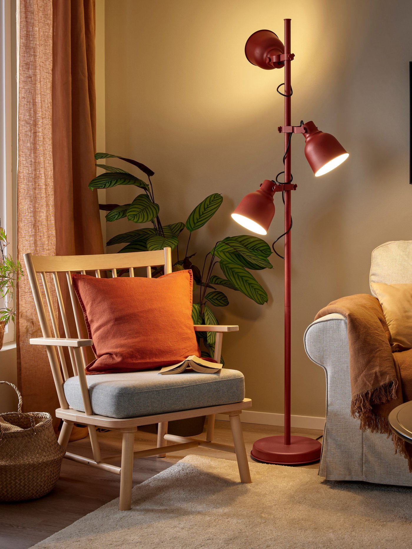 A brown-red HEKTAR floor lamp with 3-spot in the living room