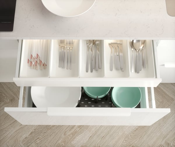 A white UPPDATERA utensil tray in the kitchen