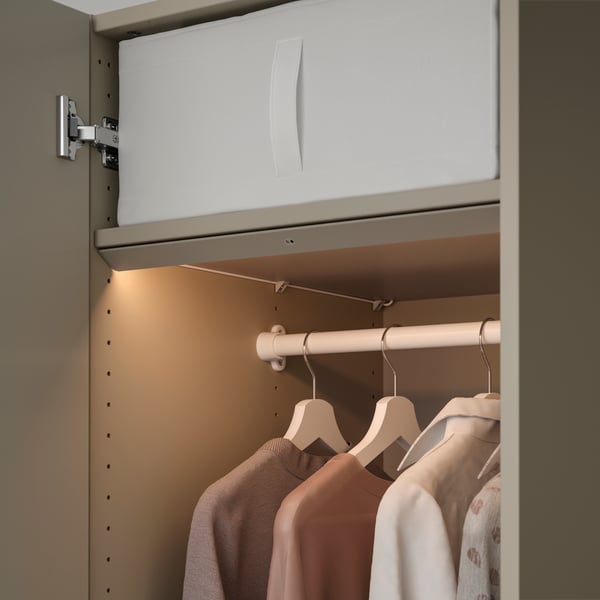 SKUBB storage case, ÖVERSIDAN wardrobe lighting and BUMERANG hangers shown inside a wardrobe.
