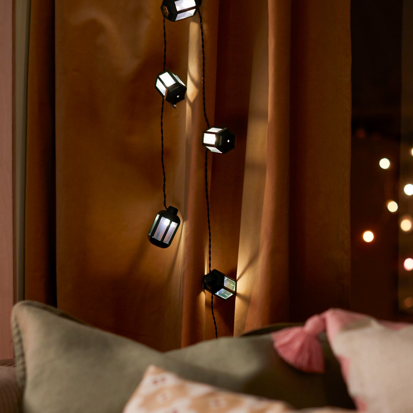 A green lantern GOKVÄLLÅ LED lighting chain with 12 lights, battery-operated outdoor