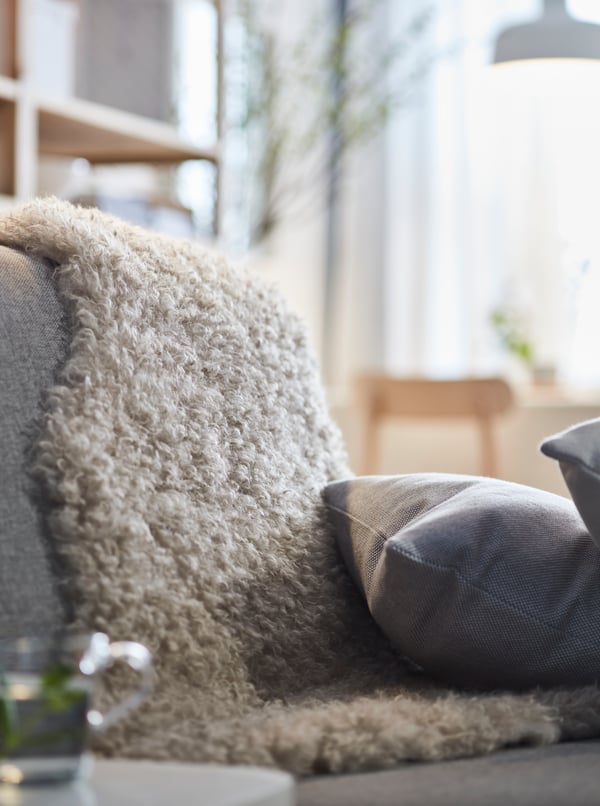 A grey/white SANDTRAV cushion