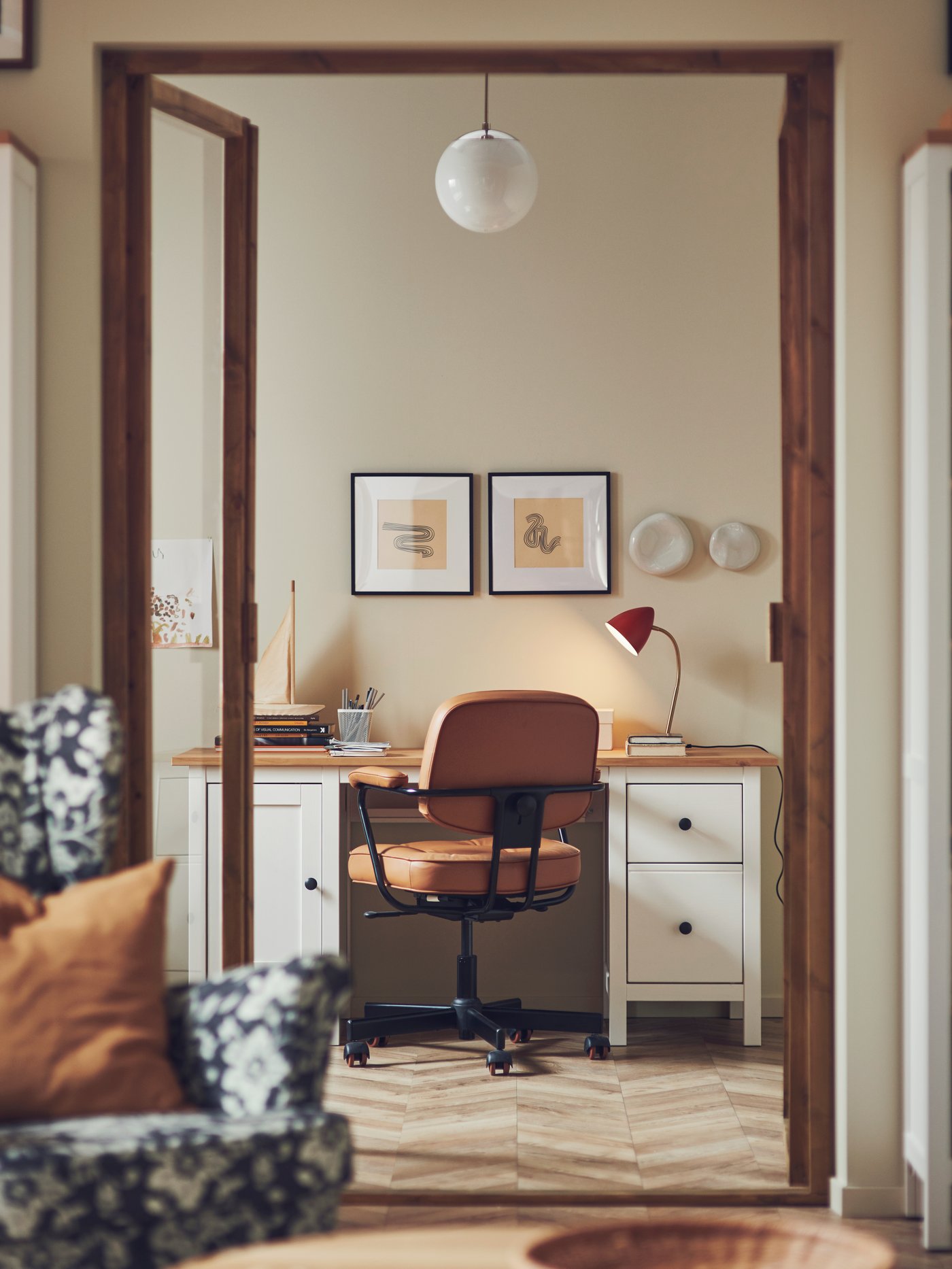 Una decoración de pared TRÄDGRÄNSEN de cerámica y piedra en tono beige para el despacho en casa.