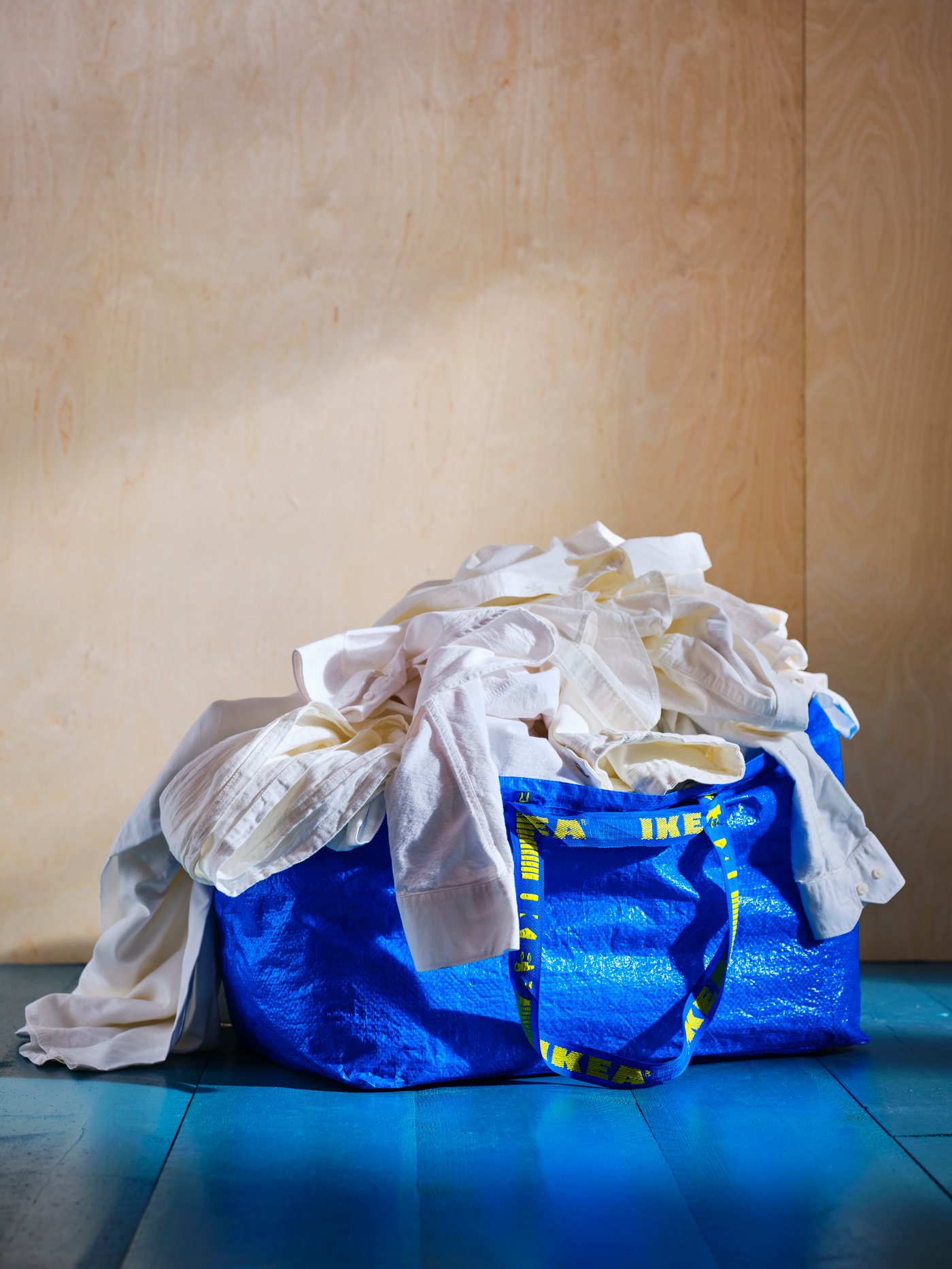 A blue FRAKTA carrier bag, large