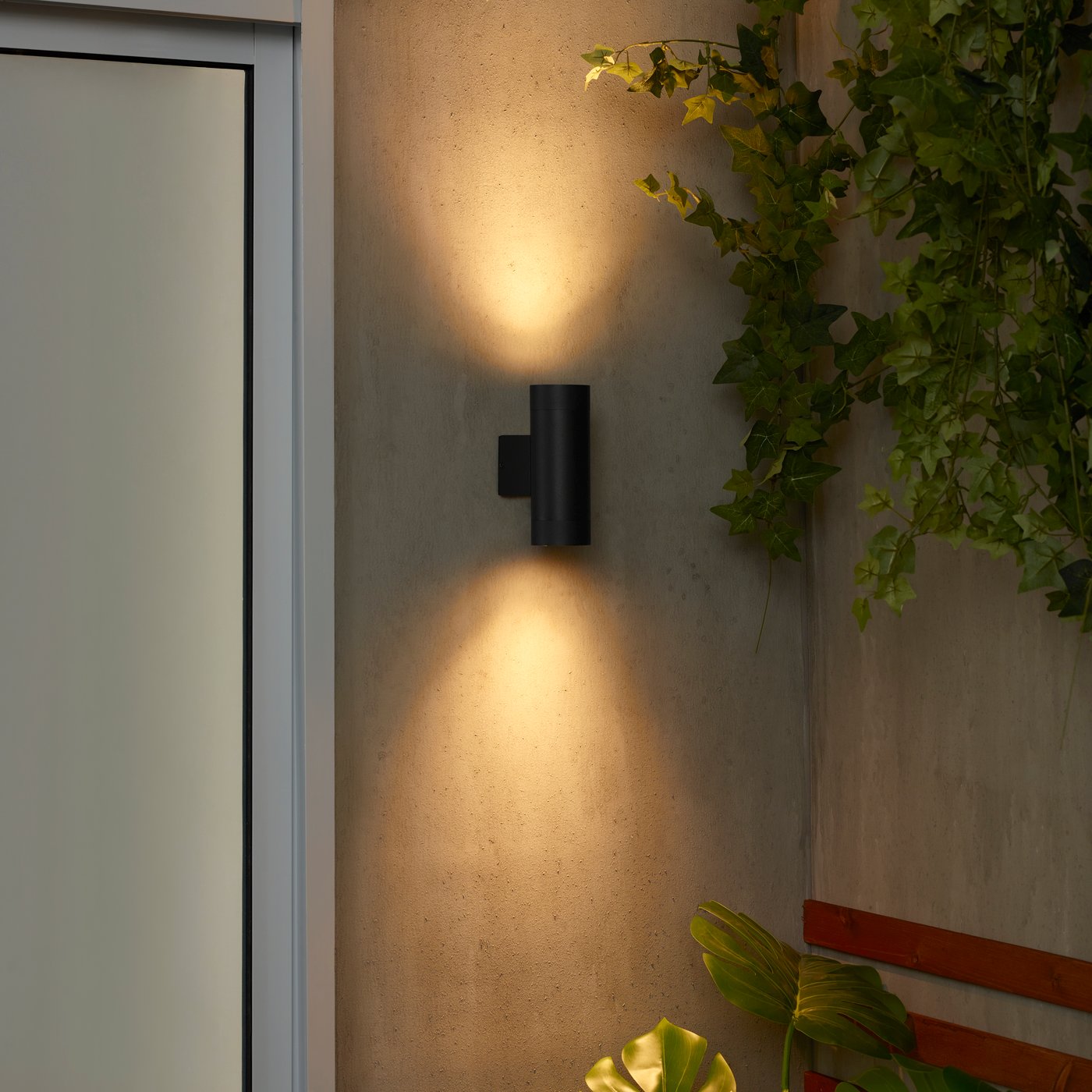 An outdoor black GRÖNSPRÖT wall up/downlighter, wired-in