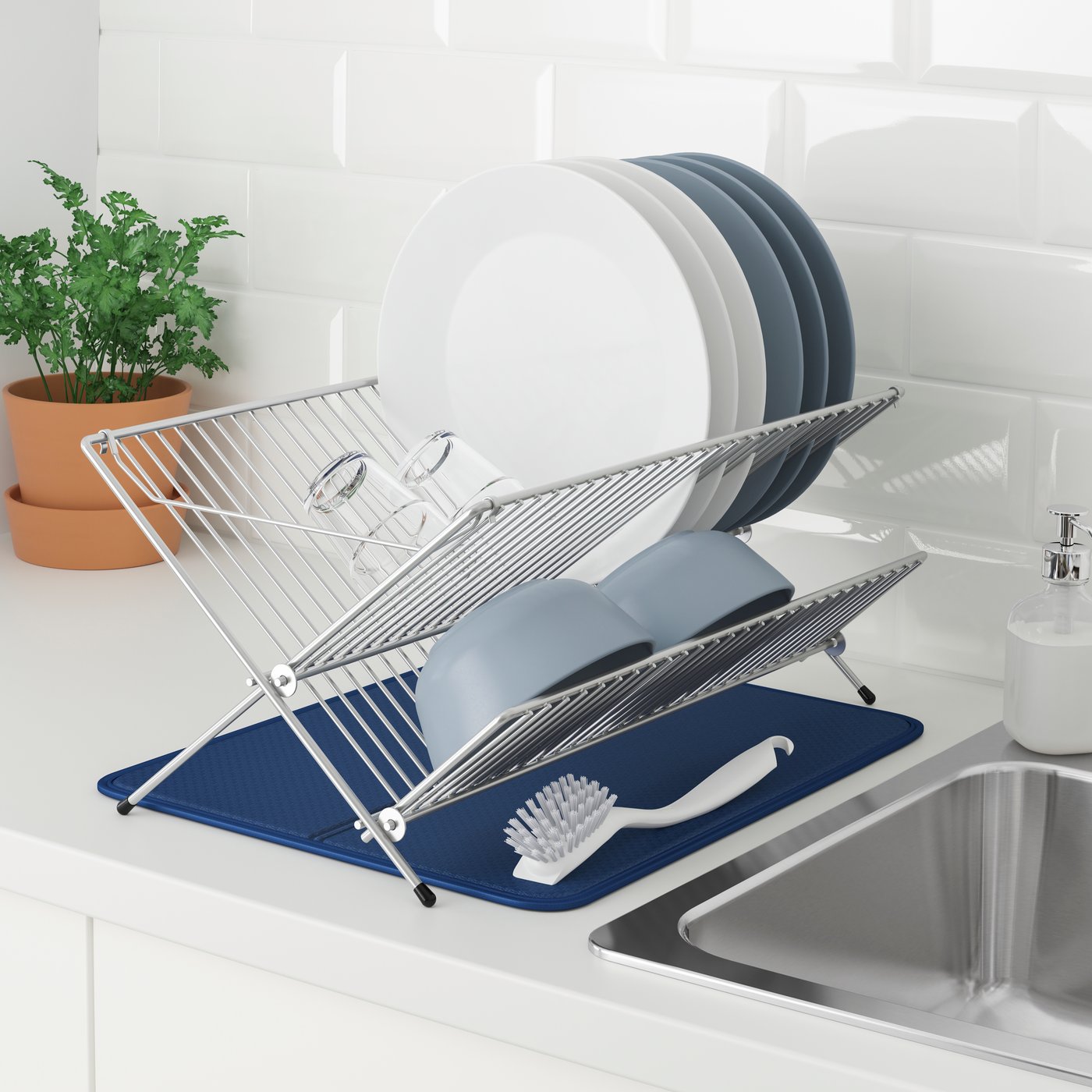 A blue NYSKÖLJD dish drying mat