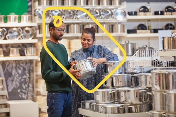 Des personnes magasinant les nouvelles offres IKEA Family.