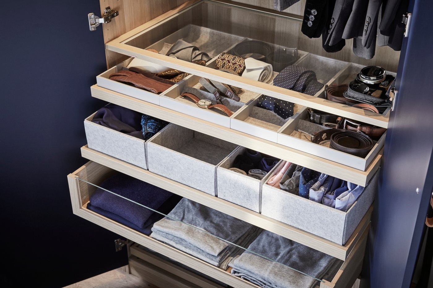 A light grey KOMPLEMENT box