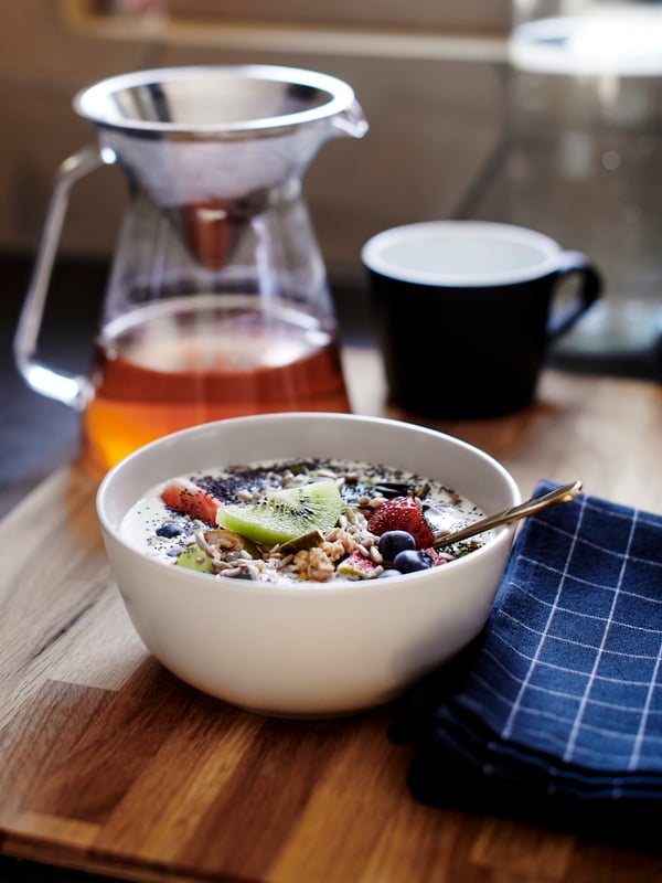 Un bowl blanco de porcelana IKEA 365+ con frutas y avenas.
