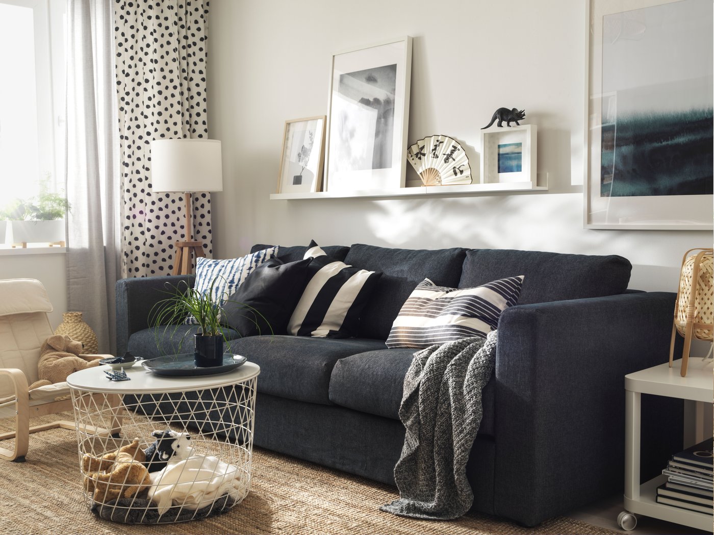 A white MOSSLANDA picture ledge in the living room